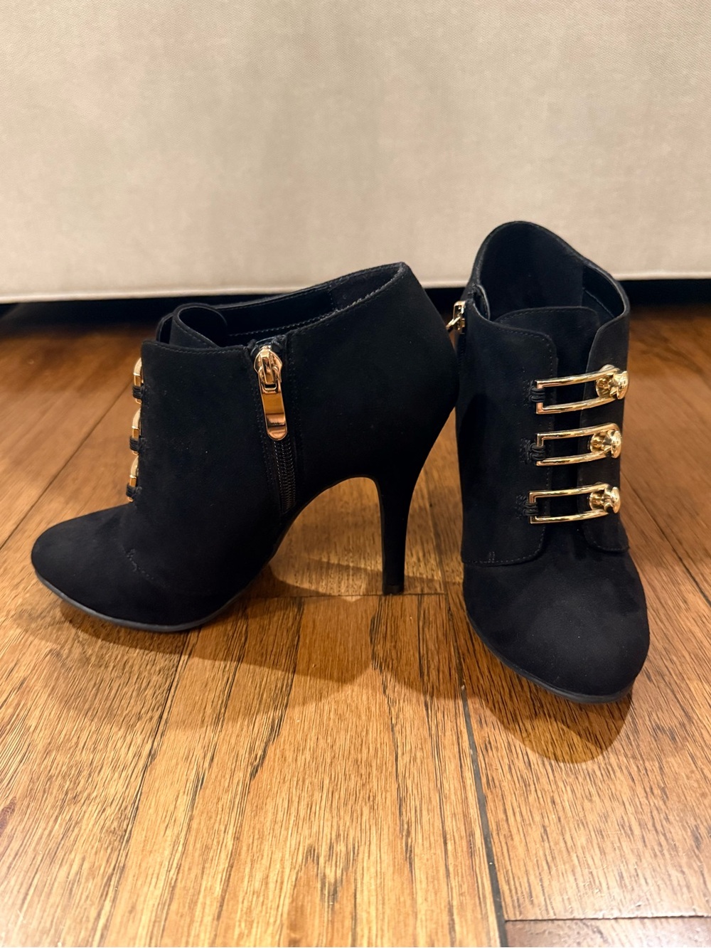 BARELY WORN Eva & Zoe "Valerie" Black Suede Stiletto Ankle Strap Pumps